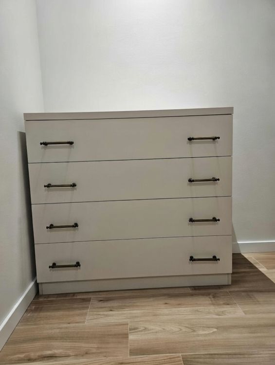 პრაქტიკული ლამინატის კომოდი – თანამედროვე დიზაინი სურათი