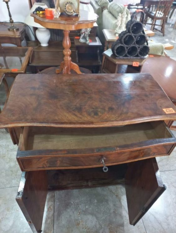 სარესტავრაციო ანტიკვარული ხის კომოდი სურათი