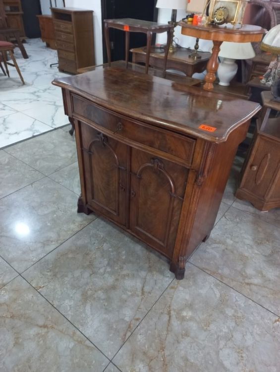 სარესტავრაციო ანტიკვარული ხის კომოდი სურათი