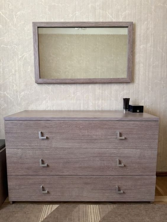 MDF-ის კომოდი და სარკე – თანამედროვე საძინებლის კომპლექტი სურათი