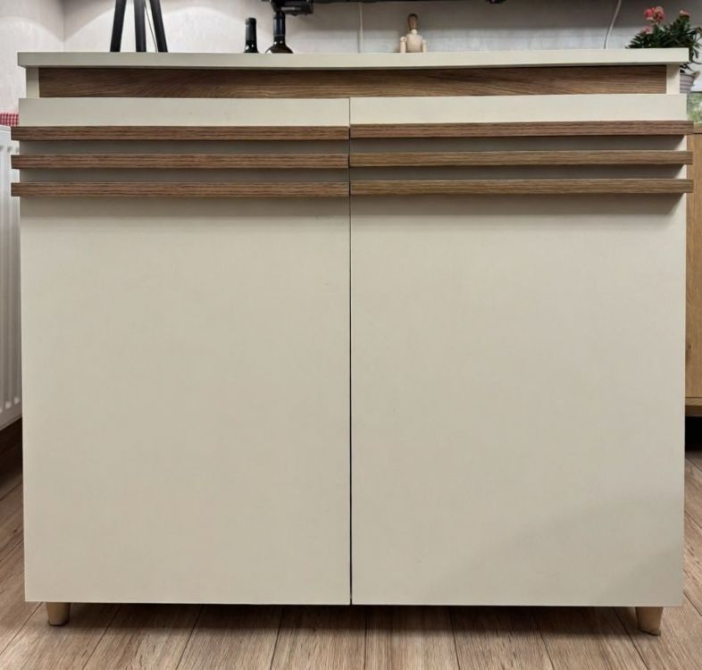 იყიდება ტევადი სათავსო (კომოდი) ხის ფეხებზე სურათი