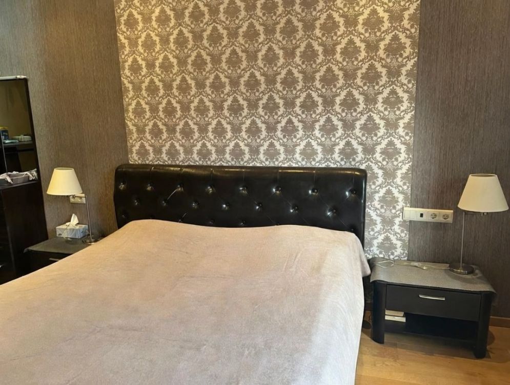 პრემიუმ ხარისხის ტყავის საწოლი სათავსოთი და მატრასით სურათი