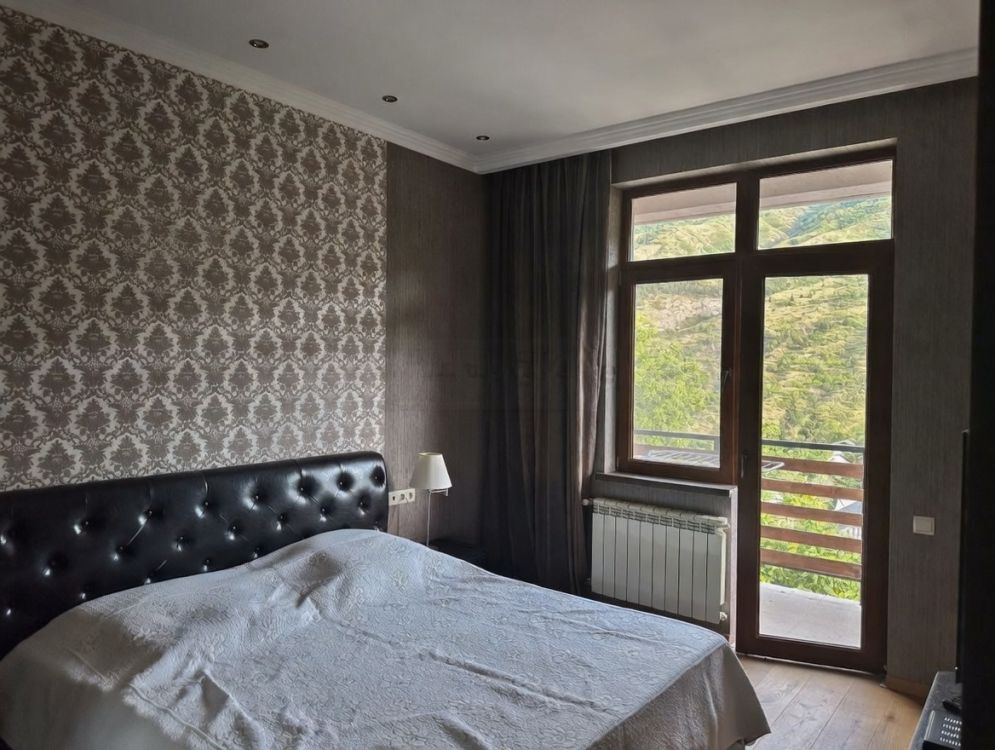 პრემიუმ ხარისხის ტყავის საწოლი სათავსოთი და მატრასით სურათი