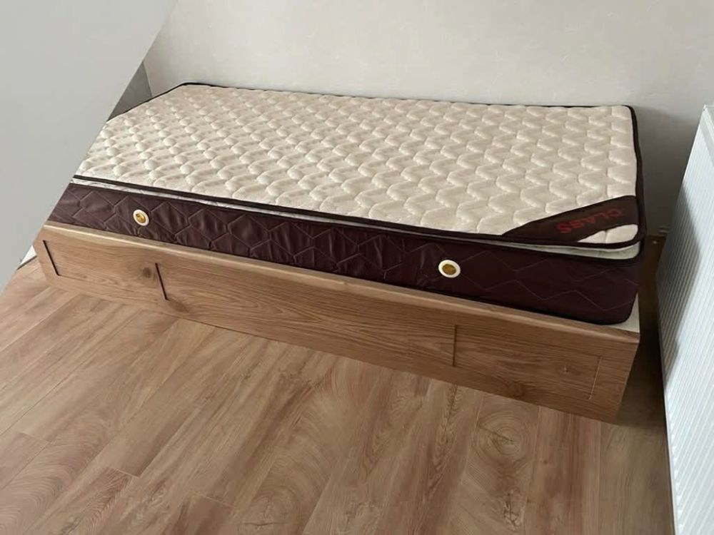 ხელნაკეთი ტახტი მასიური კაკლის ხისგან სურათი