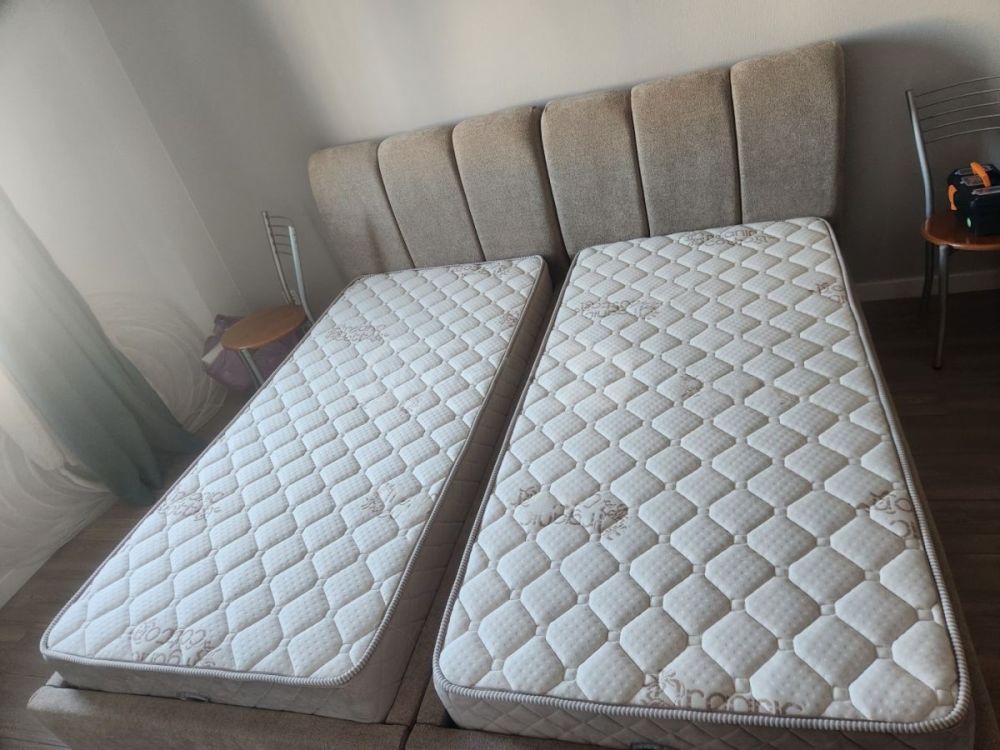 ორი ერთადგილიანი საწოლი სათავსოთი და მატრასით სურათი