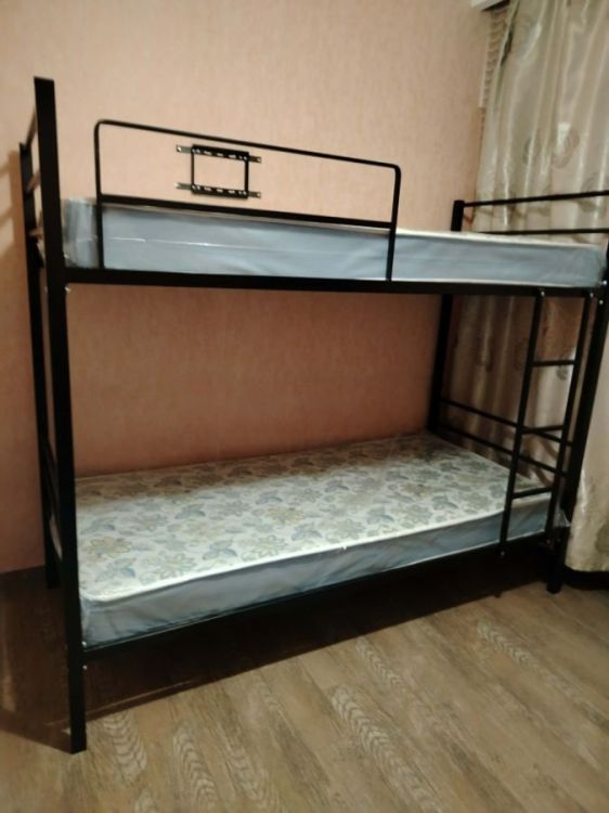 ახალი ორსართულიანი რკინის საწოლები მატრასით სურათი