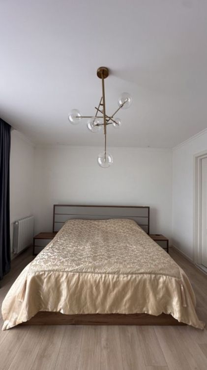 ორადგილიანი საწოლი ტუმბოებით – ფაქტობრივად ახალი სურათი