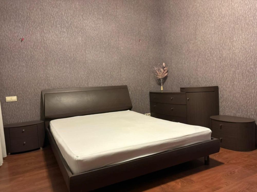 ორადგილიანი მყარი საწოლი ორთოპედიული მატრასით სურათი