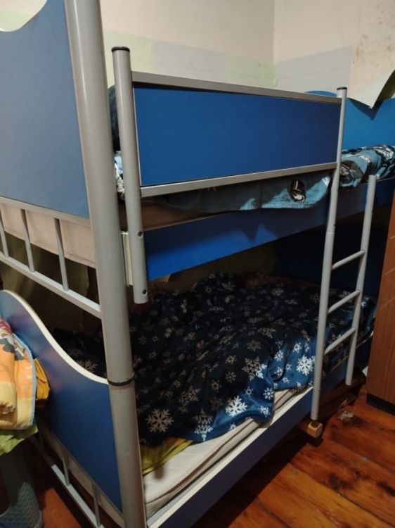 ორსართულიანი საწოლი – რკინისა და ხის კომბინაციით სურათი