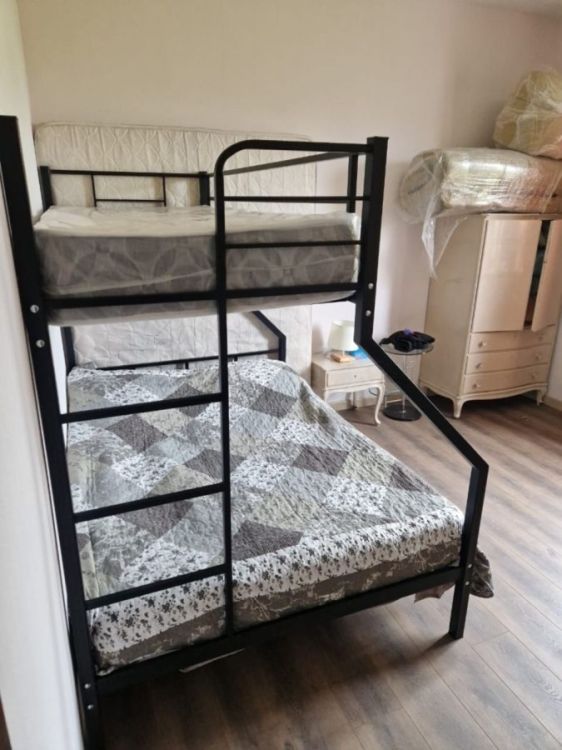 მყარი ორსართულიანი რკინის საწოლები სურათი