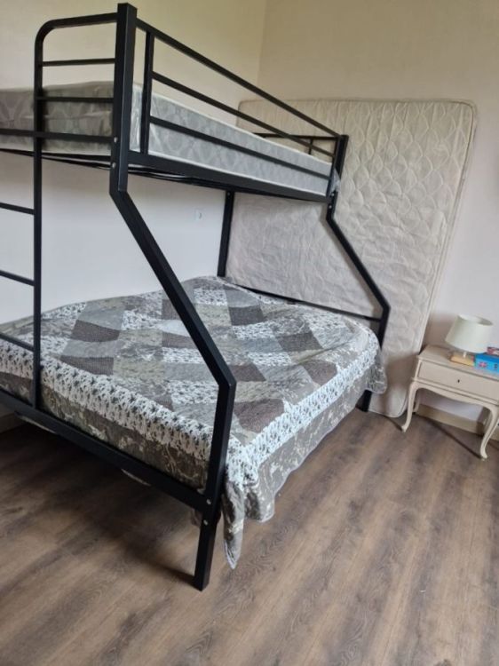 მყარი ორსართულიანი რკინის საწოლები სურათი