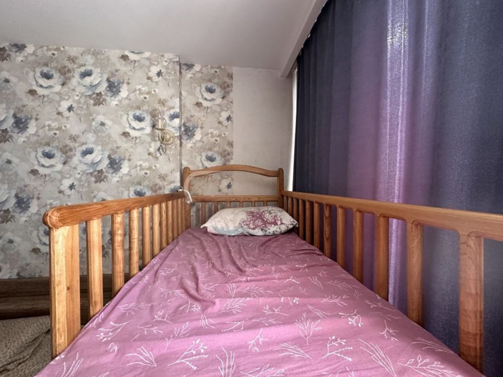 ხელთნაკეთი წაბლის ხის ორსართულიანი საწოლი სურათი