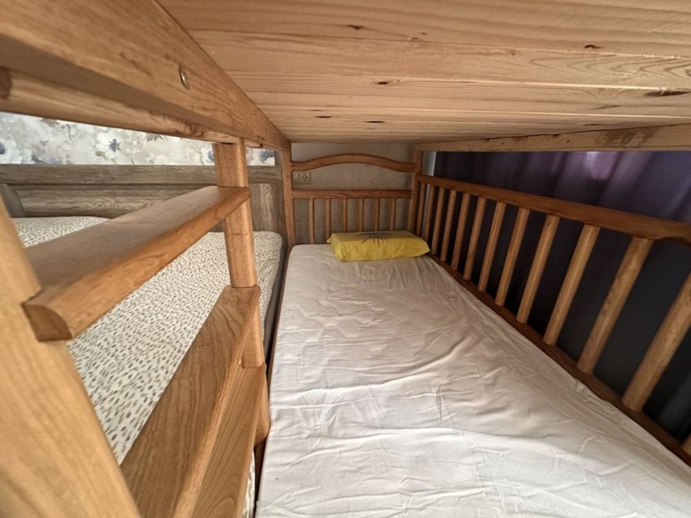 ხელთნაკეთი წაბლის ხის ორსართულიანი საწოლი სურათი