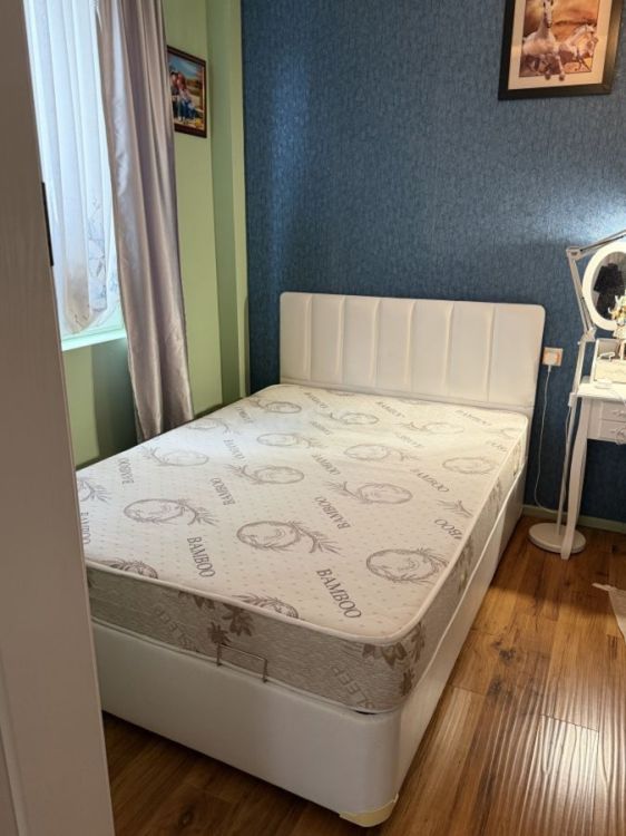 იყიდება 1.5-ადგილიანი საწოლი სათავსოთი და მატრასით სურათი