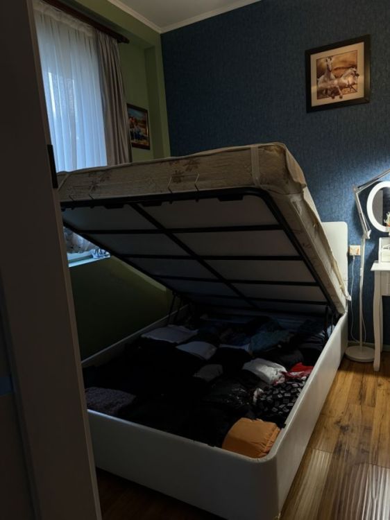 იყიდება 1.5-ადგილიანი საწოლი სათავსოთი და მატრასით სურათი