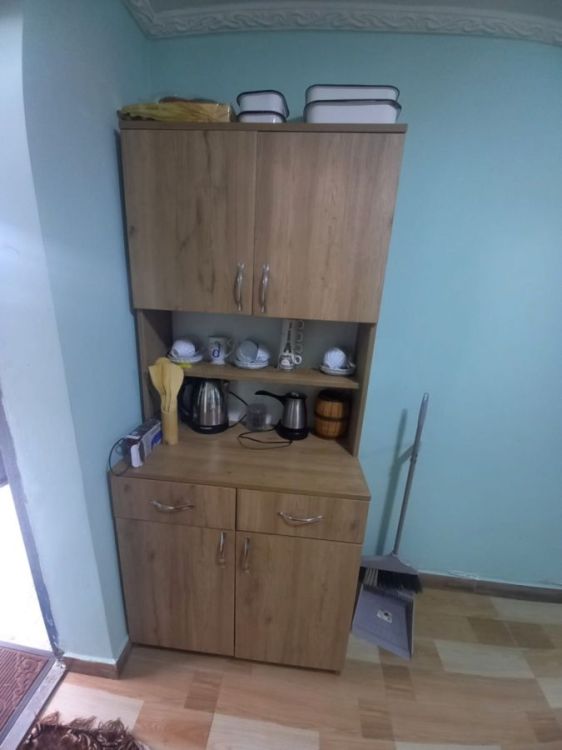 Marko-ს ბრენდის გასაშლელი მაგიდა, 6 სკამი და სამზარეულოს კარადა სურათი