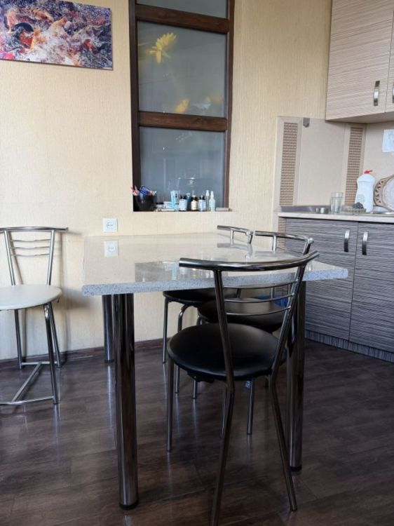 იყიდება სამზარეულოს მაგიდა და სკამები – საუკეთესო ფასად! სურათი