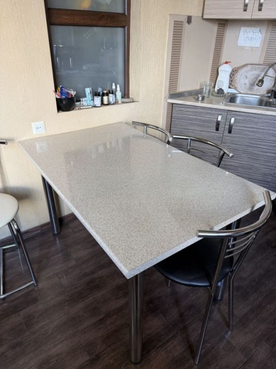 იყიდება სამზარეულოს მაგიდა და სკამები – საუკეთესო ფასად! სურათი