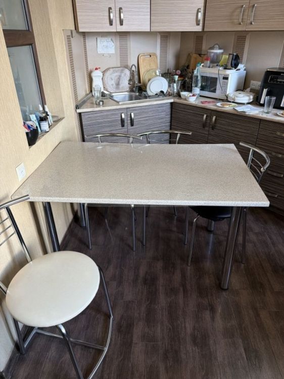 იყიდება სამზარეულოს მაგიდა და სკამები – საუკეთესო ფასად! სურათი