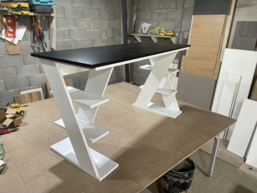 ომპიუტერის დიდი მაგიდა – ორმაგი ზედაპირით სურათი