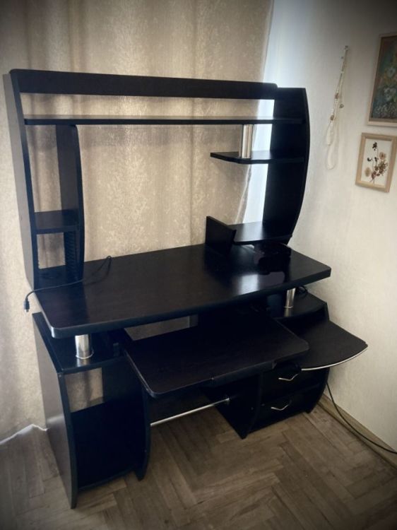 კომპიუტერის მაგიდა – პრაქტიკული,კარგ მდგომარეობაში სურათი