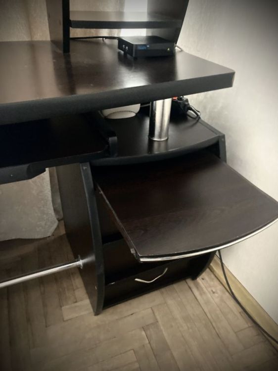 კომპიუტერის მაგიდა – პრაქტიკული,კარგ მდგომარეობაში სურათი