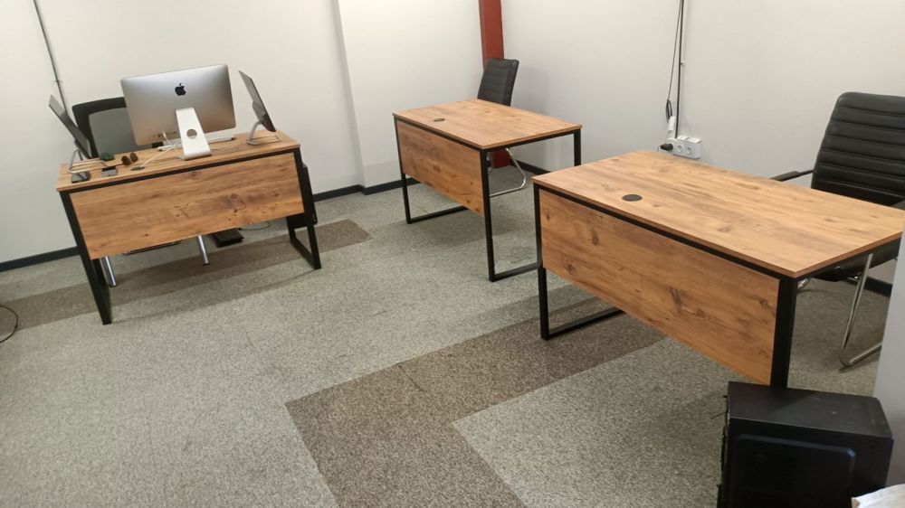 კომპიუტერის და საოფისე მაგიდები შეკვეთით – რკინის მყარი კონსტრუქციით სურათი