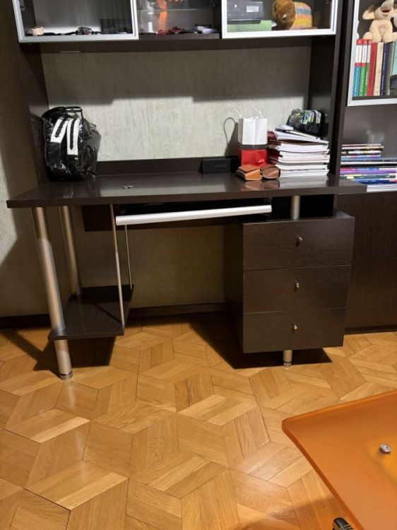 კომპიუტერის მაგიდა და კარადა (ერთიანი კონსტრუქცია) + სკამი სურათი