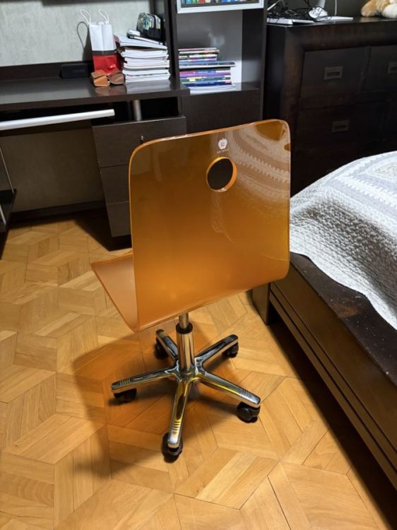 კომპიუტერის მაგიდა და კარადა (ერთიანი კონსტრუქცია) + სკამი სურათი