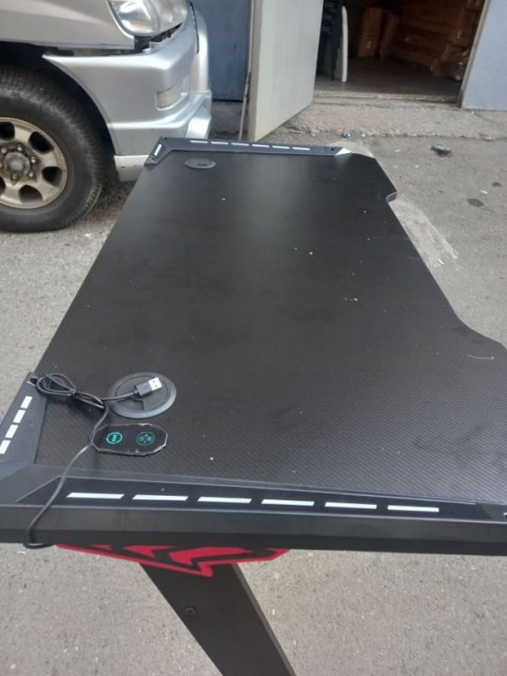 იყიდება ახალი გეიმერული მაგიდა განათებით – სრული კომფორტი! სურათი