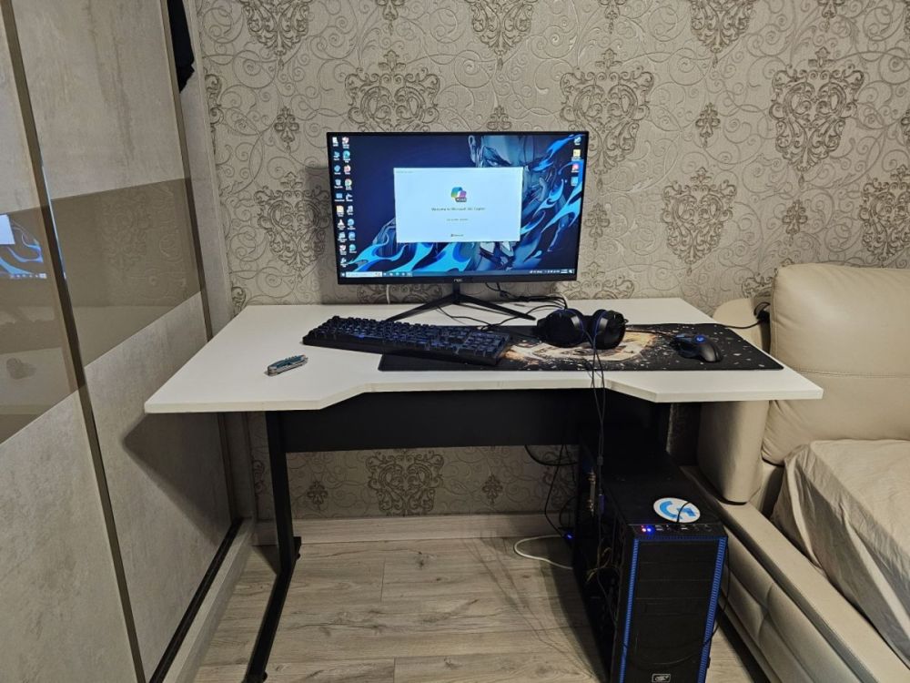 მინიმალისტური თეთრი გეიმინგ მაგიდა – სუფთა და თანამედროვე დიზაინი სურათი