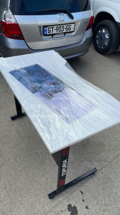 მინიმალისტური თეთრი გეიმინგ მაგიდა – სუფთა და თანამედროვე დიზაინი სურათი