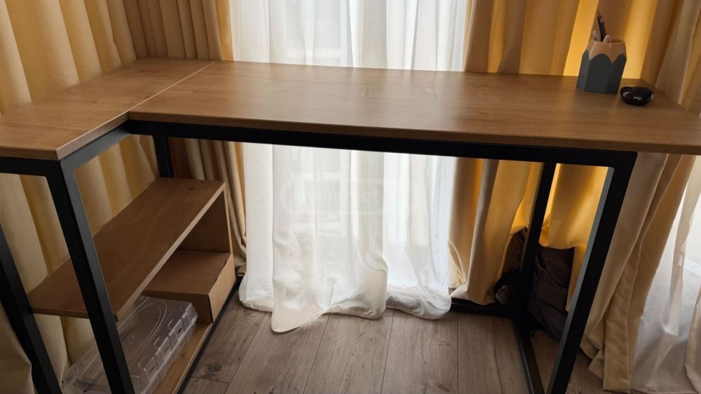 საწერი/კომპიუტერის მაგიდა – მყარი და დახვეწილი სურათი