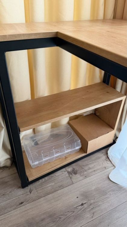 საწერი/კომპიუტერის მაგიდა – მყარი და დახვეწილი სურათი