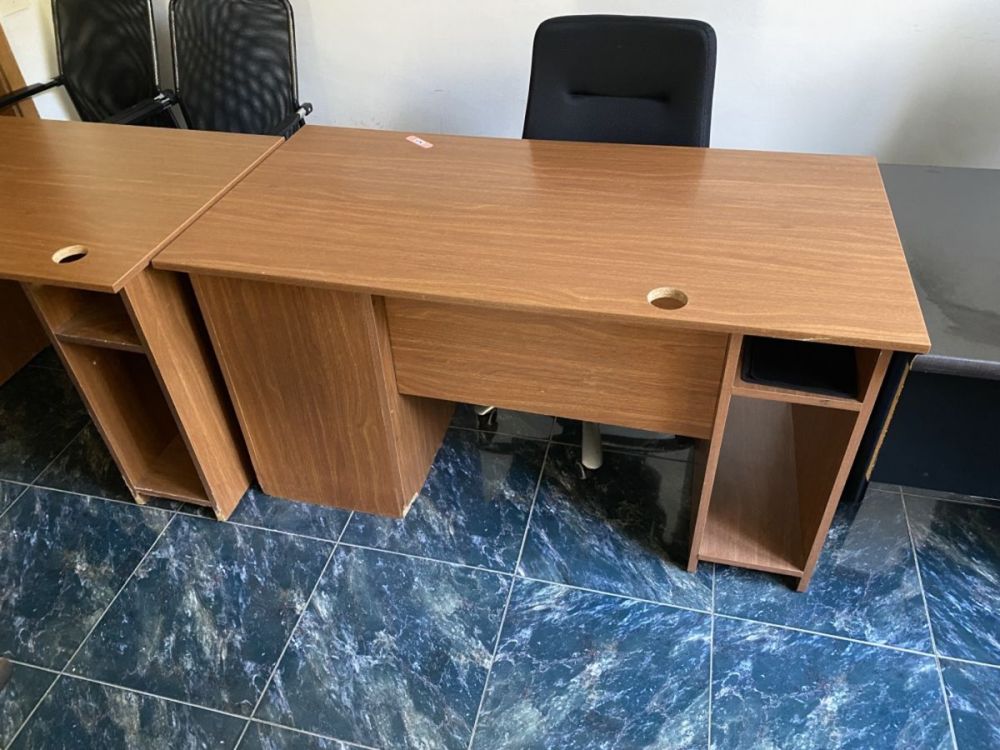 იყიდება კომპიუტერის მაგიდები – მაღალი ხარისხის MDF სურათი