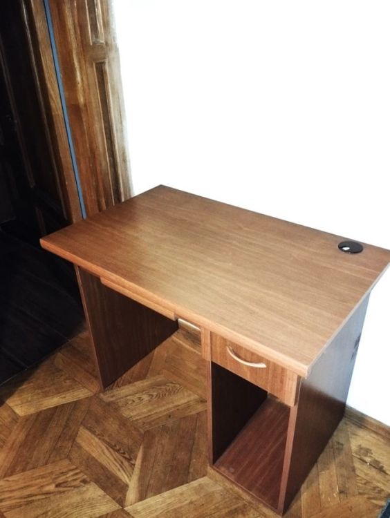 კომპიუტერის მაგიდა – პრაქტიკული და სრულად აღჭურვილი სურათი