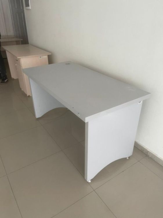 საოფისე მაგიდები საუკეთესო ფასად – სხვადასხვა ზომა და ფერი სურათი