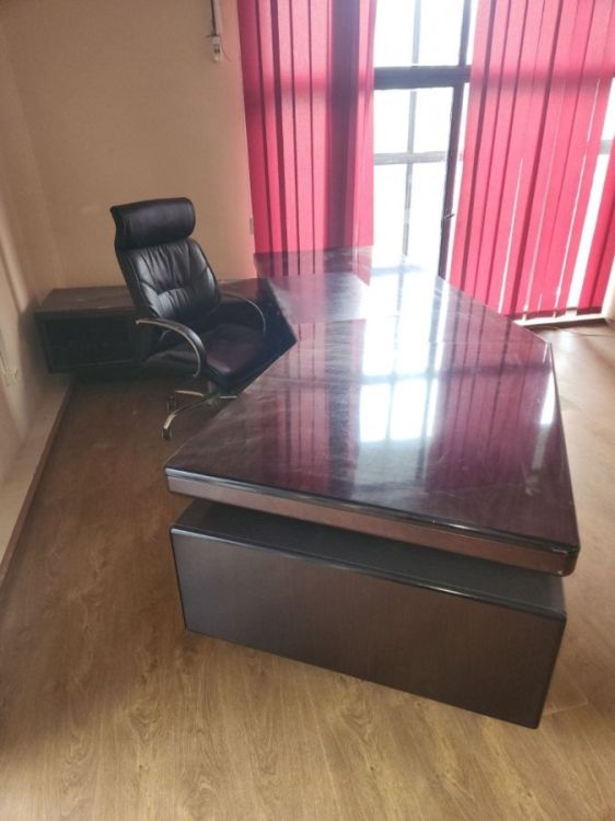 საოფისე ავეჯის და ინვენტარის ფართო არჩევანი სურათი