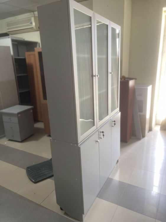 ევროპული წარმოების კარადა მინის კარებით – სახლისა და ოფისისთვის სურათი