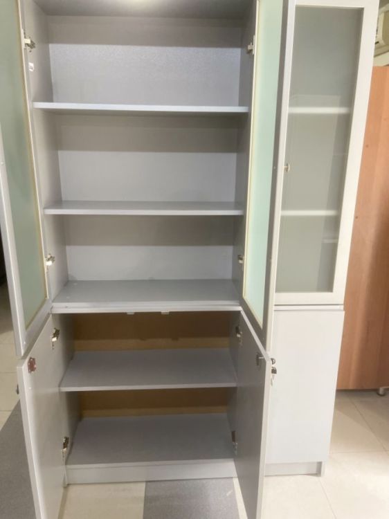 ევროპული წარმოების კარადა მინის კარებით – სახლისა და ოფისისთვის სურათი