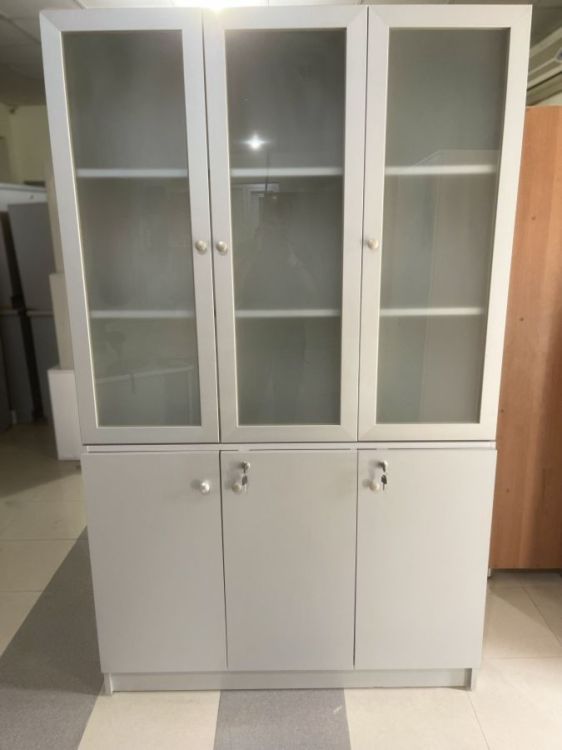 ევროპული წარმოების კარადა მინის კარებით – სახლისა და ოფისისთვის სურათი