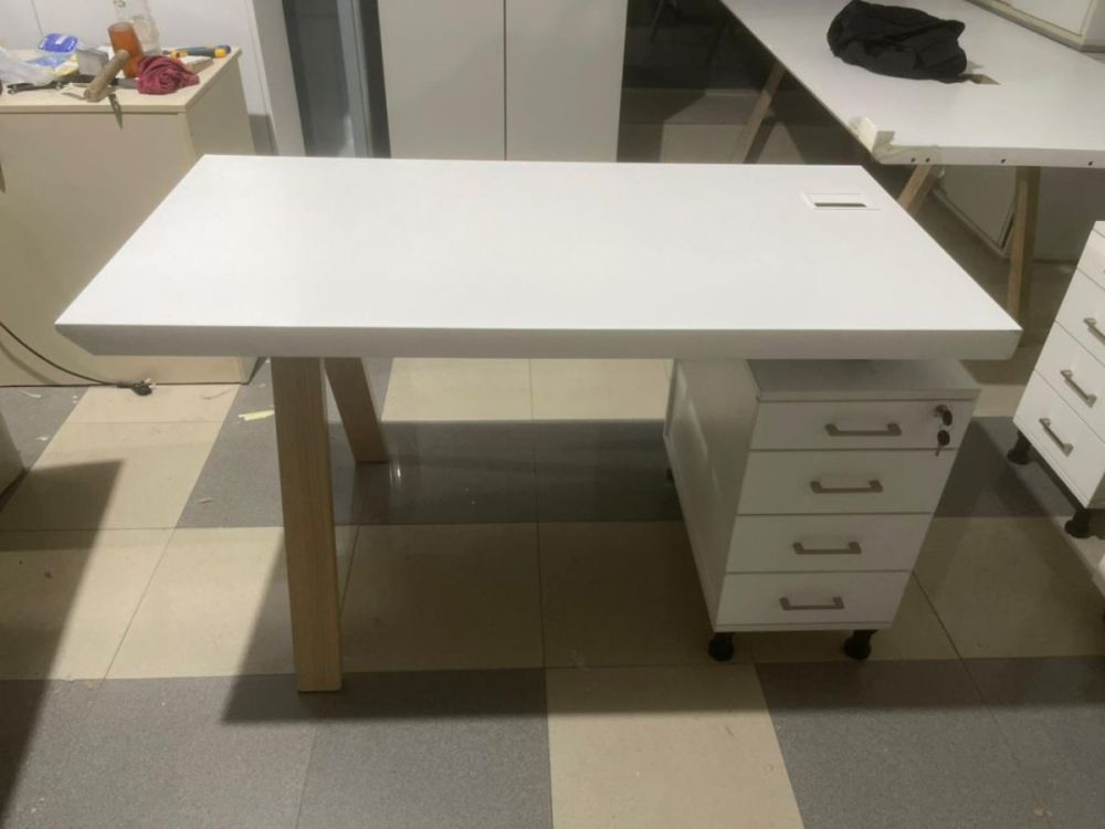 ინგლისური TECHO-ს პრემიუმ მაგიდა + 4-უჯრიანი ტუმბო (სააქციო ფასი) სურათი