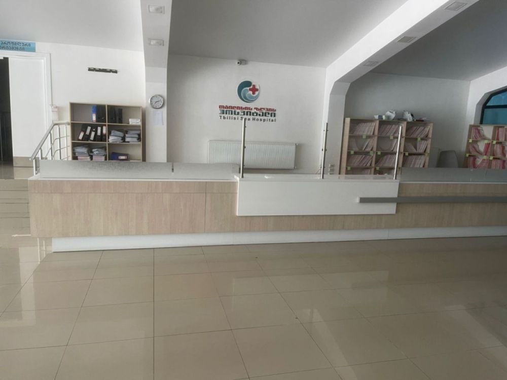 რესეფციის (მიმღების) გრძელი მაგიდა – იდეალურ მდგომარეობაში სურათი