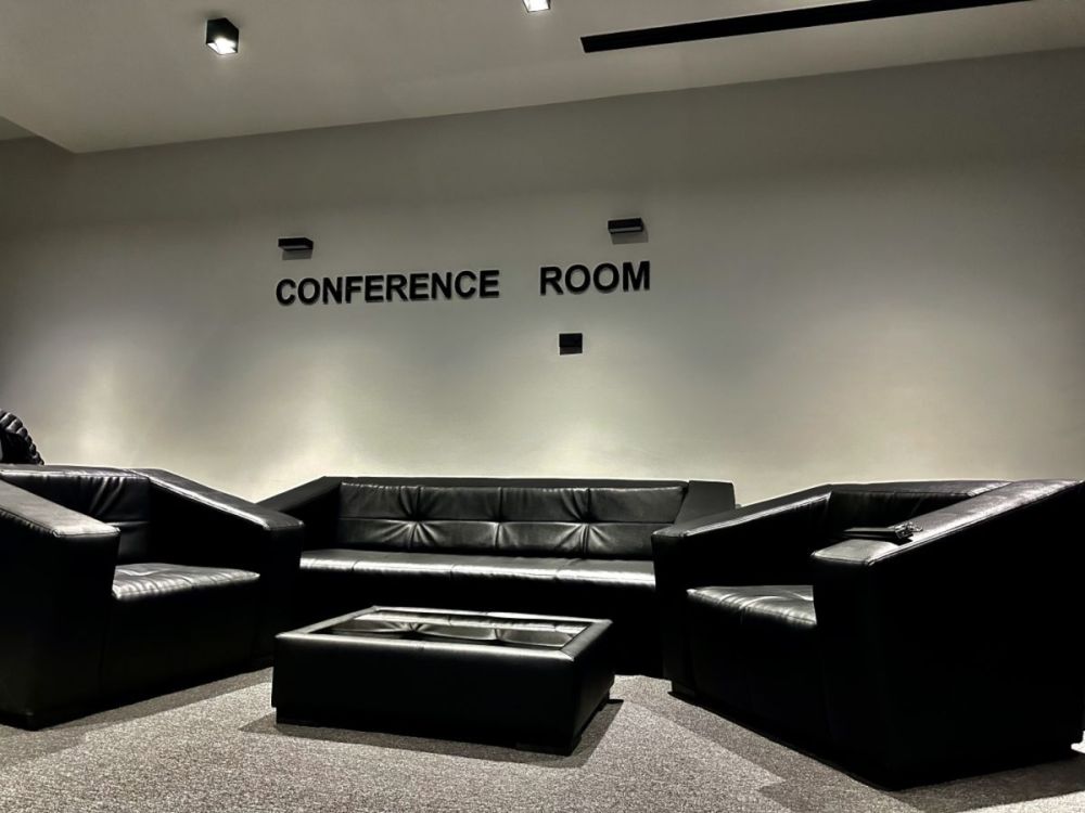 MiLaNo-ს ტყავის სამეული ჟურნალის მაგიდასთან ერთად სურათი