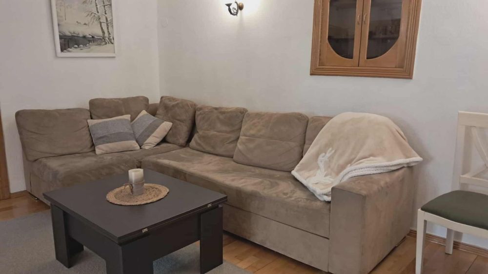 დიდი ზომის კუთხის დივანი სათავსოთი – დაუზიანებელი სურათი