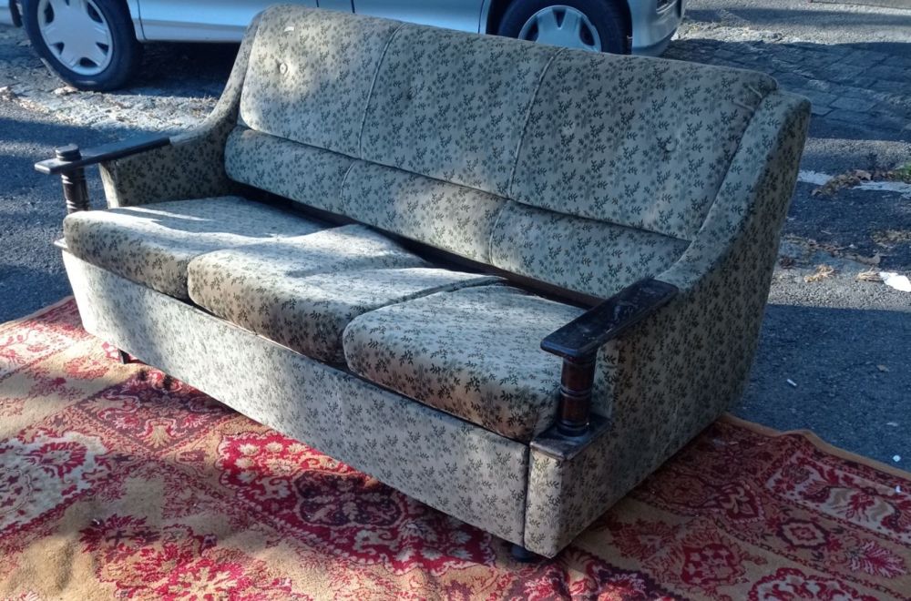 იყიდება იუგოსლავიური წარმოების სამეული – მასური ხე სურათი