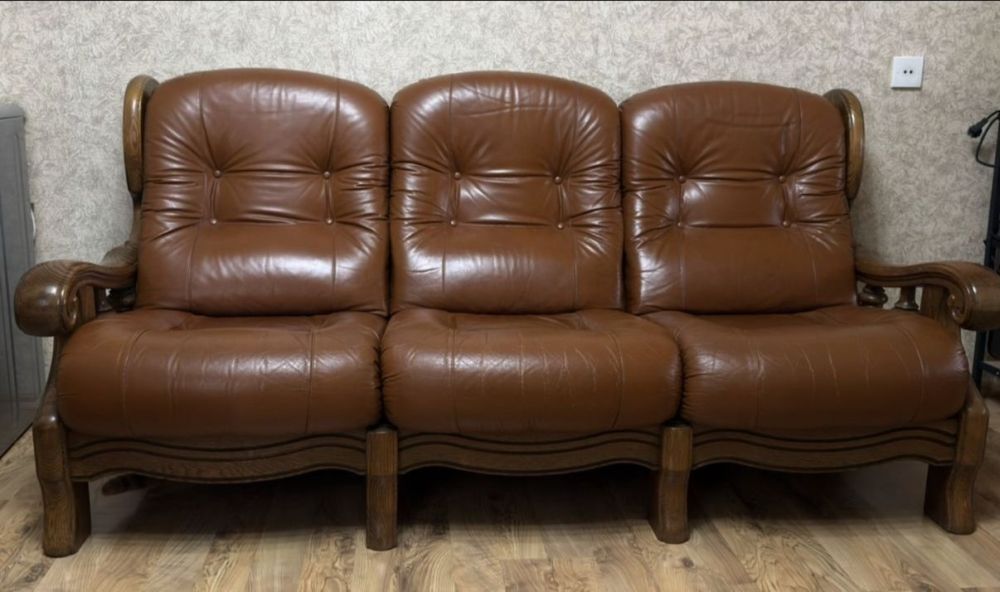 იყიდება ევროპული ნატურალური ტყავის სამეული – მასიური ხე სურათი