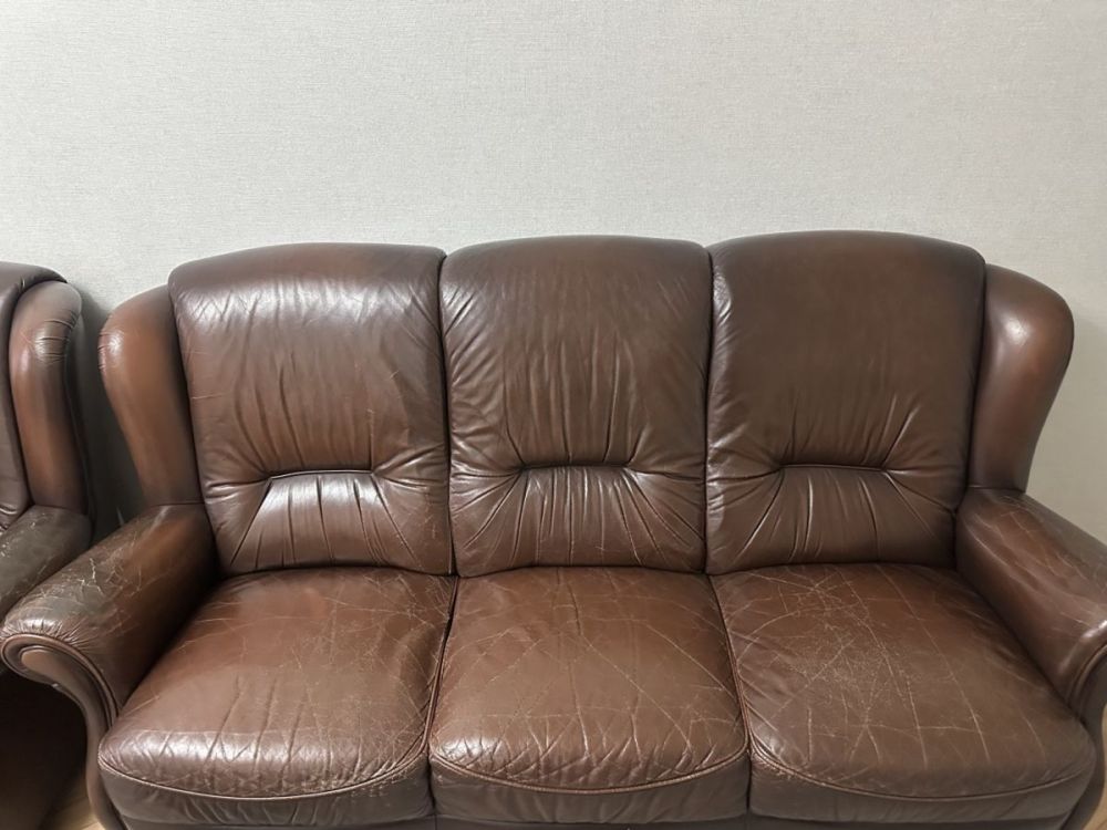 იყიდება გერმანული ნატურალური ტყავის სამეული – სახლიდან სურათი