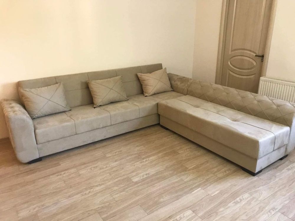 პრემიუმ კლასის კუთხის დივანი – რკინის კარკასითა და ალკანტარას ქსოვილით სურათი