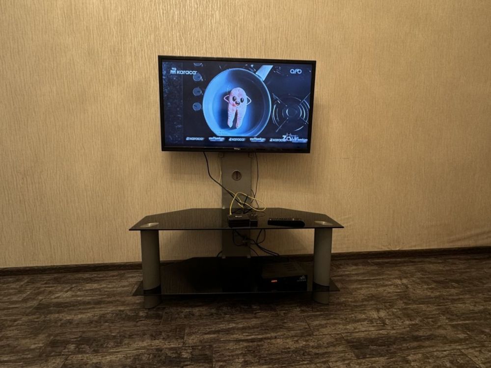 იყიდება თანამედროვე TV მაგიდა – დახვეწილი დიზაინი სურათი